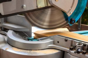 Geslepen gereedschap aan het werk: cirkelzaag zaagt nauwkeurig door hout