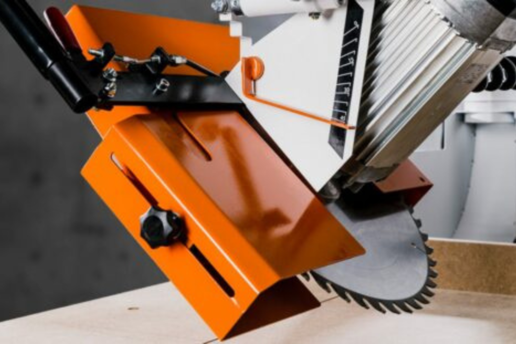 Detail van een HARWI radiaalzaagmachine voor nauwkeurig afkorten en verstekzagen in industriële toepassingen